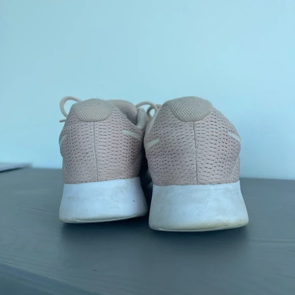 Very comfy Nike Sneakers - Picture 3 of 5